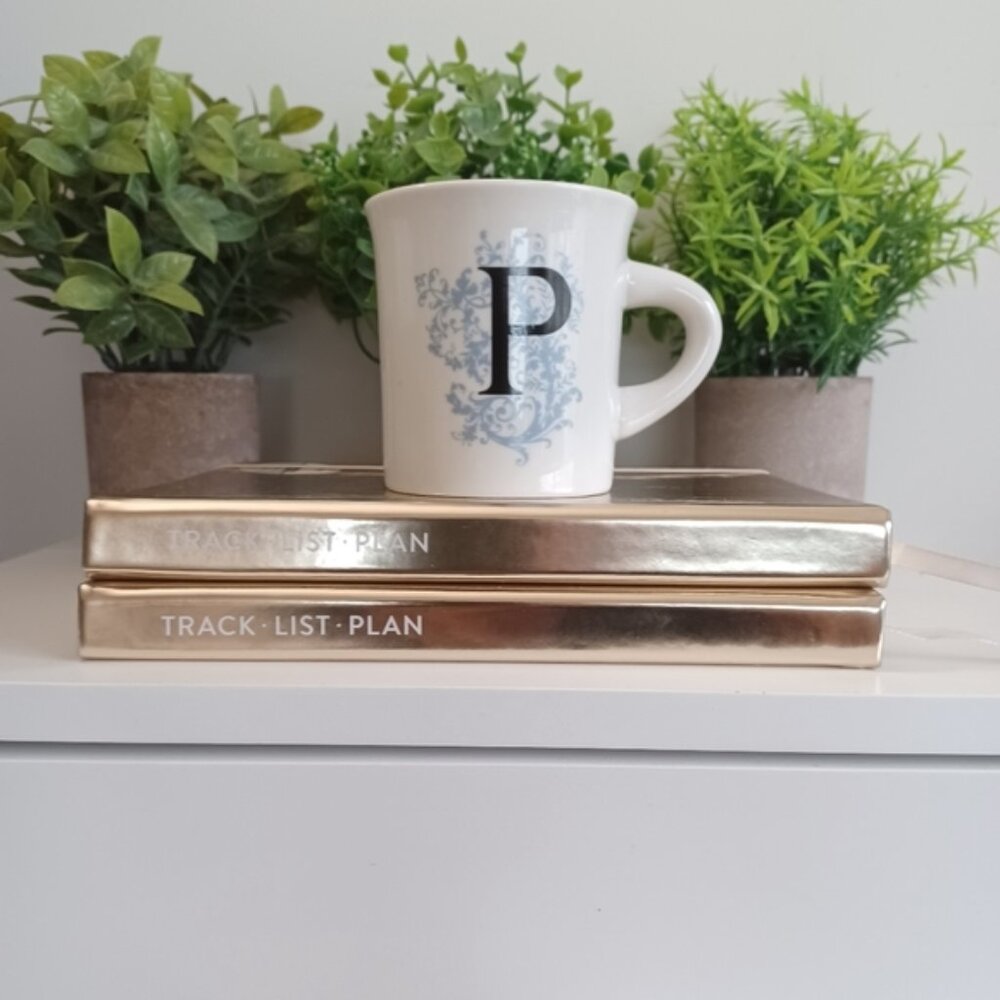 Anthropologie Fishs Eddy Monogram Mug “P” | 14 oz | Ceramic | Dishwasher & Micro